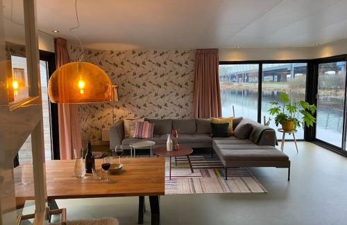 Noord Apartment | Unieke woonark met privétuin en free parking.