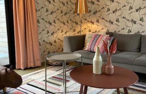Noord Apartment | Unieke woonark met privétuin en free parking.