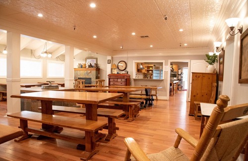 La Porte Hotel | Union Hotel Sierra Retreat Perfect In/Outdoor Space for Wedding Reunion Retreat