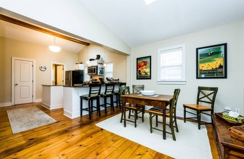 Union Pier Cottage | Union Pier Cottage Close To Beach & Downtown.
