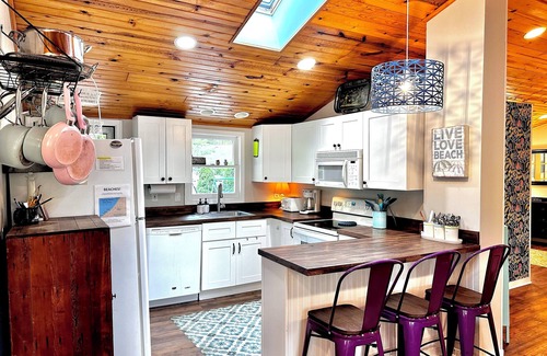 Union Pier House | Union Pier House:HOT TUB/3bd/2bth/Fenced Yrd/Deck/Screen Porch on new bike path!