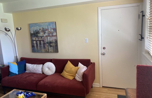 Capitol Hill Apartment | Uniqua and Tranquil near UofC and SAIT