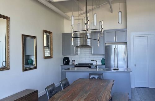 Bear Mountain Resort Condo | Unique 13ft ceiling condo/golf club/fitness facilities/outdoor pool/hiking π
