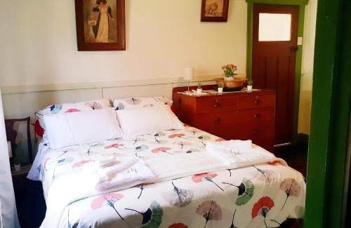 Springwood House | UNIQUE 1920's Historic Retreat! Pet Friendly!
