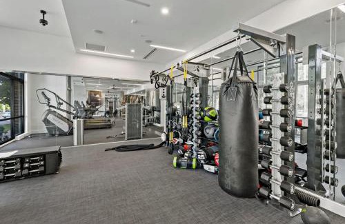 Cherry Apartment | Unique 1BD - 5 Min DT, Gym, Parking, W-D - Sleeps 6