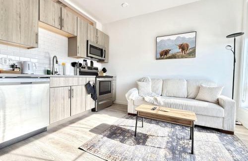 Poplar Apartment | Unique 1BR King with Gym