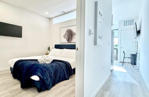 Poplar Apartment | Unique 1BR King with Gym