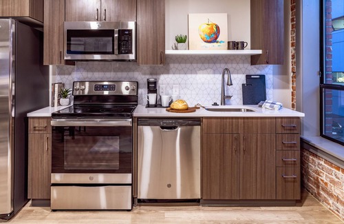 Riverside Apartment | Unique 2 Bed Riverfront Park Travel Apartment