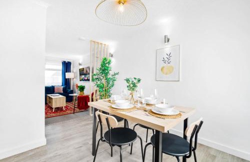 Stonnall House | Unique 2 Bedroom House - Free Wifi & Netflix - Garden - Parking - 4VC