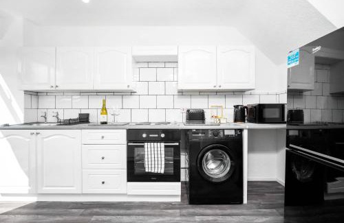 Stonnall House | Unique 2 Bedroom House - Free Wifi & Netflix - Garden - Parking - 4VC