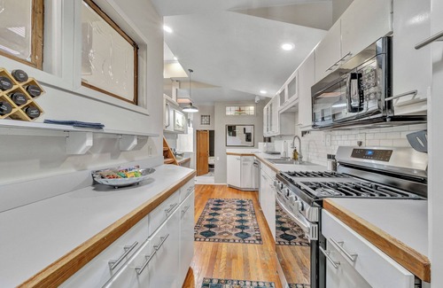 Pilot Point Apartment | Unique 2-bedroom loft with AC, WiFi in historic building in Pilot Point Square