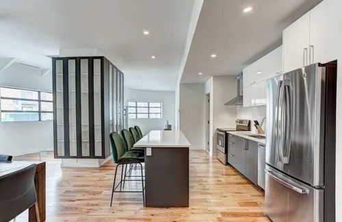 Cote-Des-Neiges—Notre-Dame-De-Grace Condo | Unique 2500 sqf 2 bedrooms, 2 bathrooms sleep 7