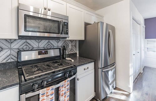 Oak Cliff House | Unique 2BR/2BA rancher w/ hot tub in Oak Cliff