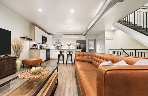 South Side House | Unique 4Bed/3.5 Bath Townhouse/Garage+Rooftop Deck