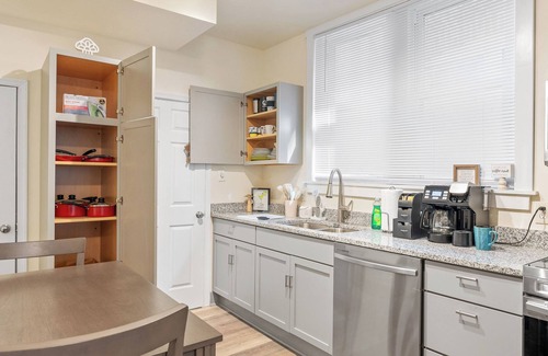 Wilmington House | Unique 5-bedroom private house in Wilmington perfect for long term stays