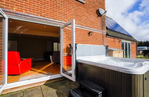 Ipswich Cottage | Unique 5BD Farm House Perfect for Relaxing