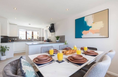 Cheltenham House | Unique 6 Bed 3 Bath Detached Home in Cheltenham