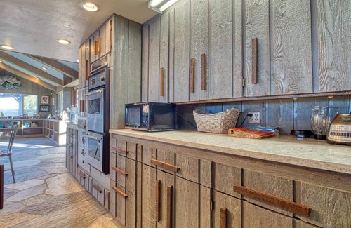 Bliss House | Unique 6BR Lodge w/Private Hot Spring Pool!
