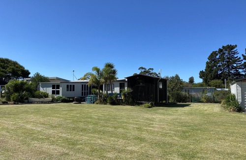 Mahia Cabin | Unique Bach in a quiet setting