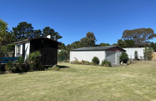 Mahia Cabin | Unique Bach in a quiet setting