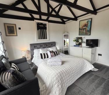 Hertford House | UNIQUE BARN FARM STAY RIVER View fireplace pet friendly firepit bbq