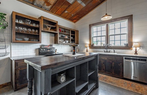 Chickamauga House | Unique barndominium with lots of space near Chattanooga