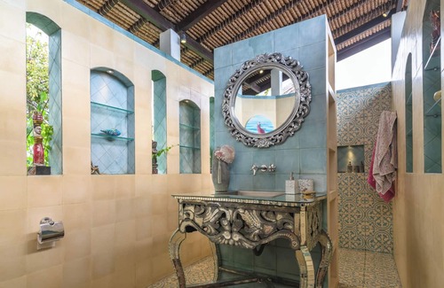 Temukus Villa | Unique & Beautiful Bohemian Style Beachfront Villa