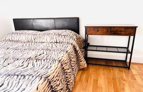 Cricklewood House | UNIQUE beautiful peaceful conservation area - 20m to town