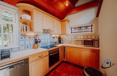 Hampton Wick House | Unique Boathouse 2 bed 2 bath detached free parking x4