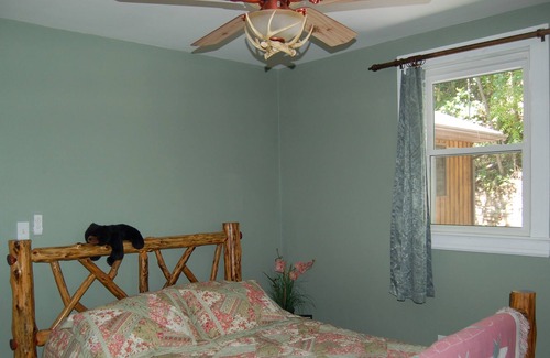 Roanoke Cabin | Unique Cabin private yet 5 minutes to town
