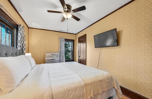 Leicester House | Unique Cabin With Hot Tub Close to Town