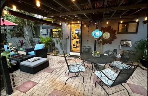 Fort Lauderdale House | Unique Clean Private Pet Friendly House Close to Beaches and Wilton Manors