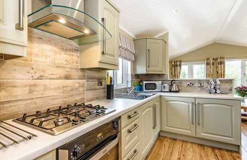 Broughton Mills Ski Chalet | Unique contemporary style one bedroom lodge perfect for a romantic gateway.