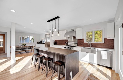 West Barnstable House | Unique Contemporary, Luxurious,MarshViews/Hottub/5mins drive to beach/Large Grps