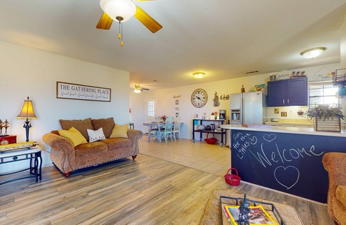 Wise County Cottage | Unique cottage by airstrip for private planes - herb garden, dog-friendly