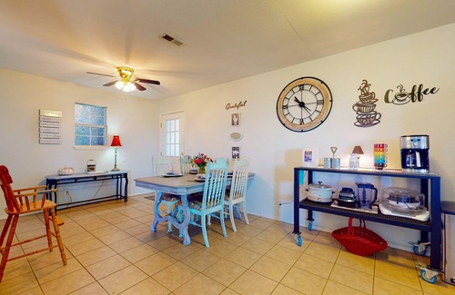 Wise County Cottage | Unique cottage by airstrip for private planes - herb garden, dog-friendly