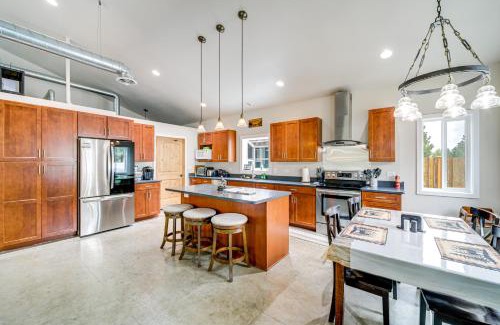 Davenport House | Unique Country Farmhouse Near Lake Roosevelt