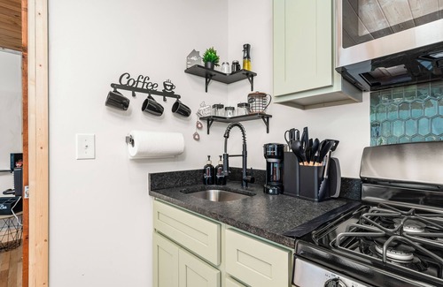 Crossville Cabin | Unique & Cozy Getaway Cabin king bed only 15min from Town