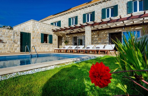Dubravka Villa | Unique décor, picturesque views, private pool, a heavenly escape!