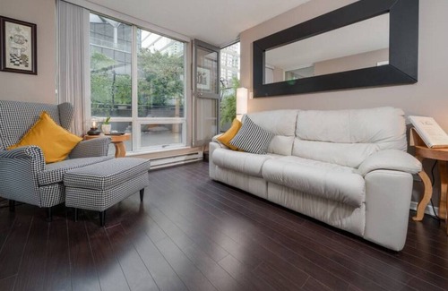 Coal Harbour Apartment | Unique downtown urban oasis!
