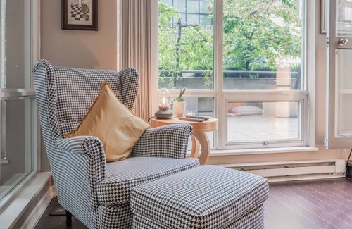 Coal Harbour Apartment | Unique downtown urban oasis!