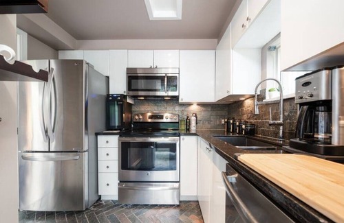 Coal Harbour Apartment | Unique downtown urban oasis!