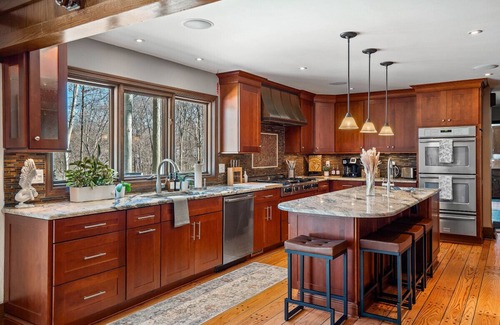 Northwest Akron House | Unique Estate|5 Bedrooms|Fire Pit|Sleeps 10