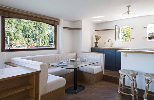 17th Arrondissement Batignolles-Monceau Boat Rental | Unique.