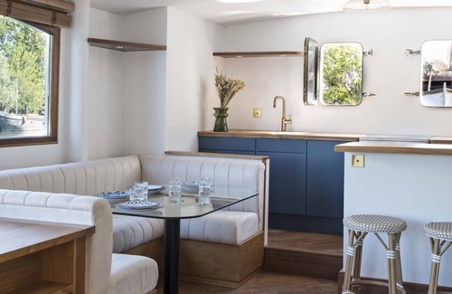 17th Arrondissement Batignolles-Monceau Boat Rental | Unique.