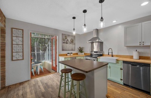 Orchard North House | Unique Getaway | Hot Tub & Waffle Breakfast!