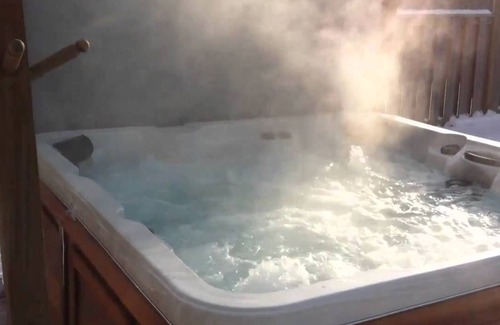 Orchard North House | Unique Getaway | Hot Tub & Waffle Breakfast!