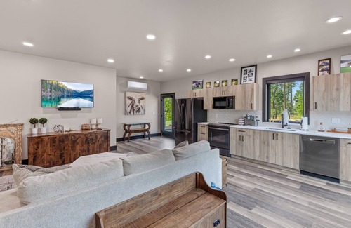 Hayden Lake House | Unique Guest Shouse with Optional Golf Simulator in Hayden