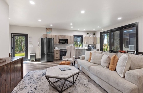 Hayden Lake House | Unique Guest Shouse with Optional Golf Simulator in Hayden
