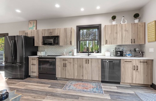 Hayden Lake House | Unique Guest Shouse with Optional Golf Simulator in Hayden
